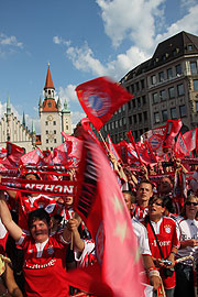 Fans am Marienplatz (©Foto: Martin Schmitz)